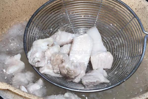 猪肉炖莲藕的做法图解5
