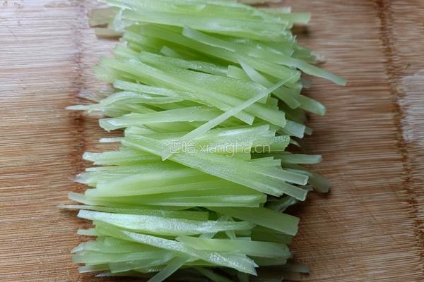 莴笋炒黄豆芽的做法图解3