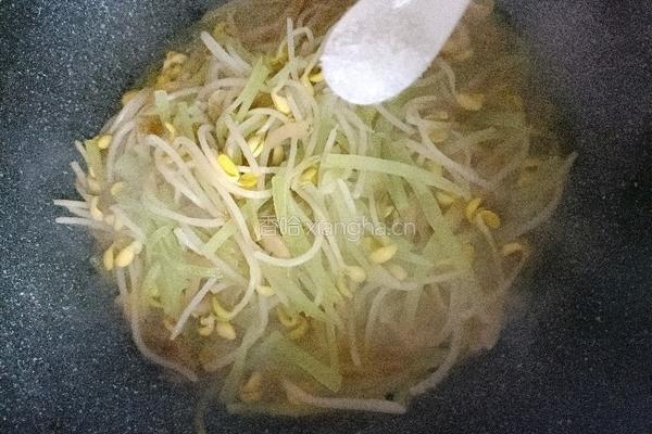 莴笋炒黄豆芽的做法图解8