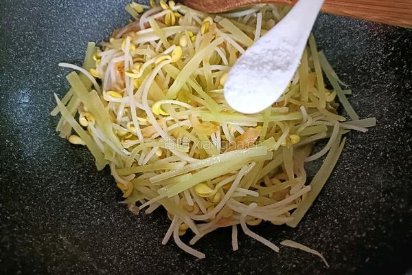 莴笋炒黄豆芽的做法图解9