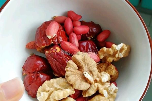 红枣花生核桃露的做法图解1