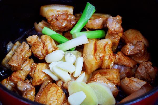 红烧肉炖鹌鹑蛋的做法图解5