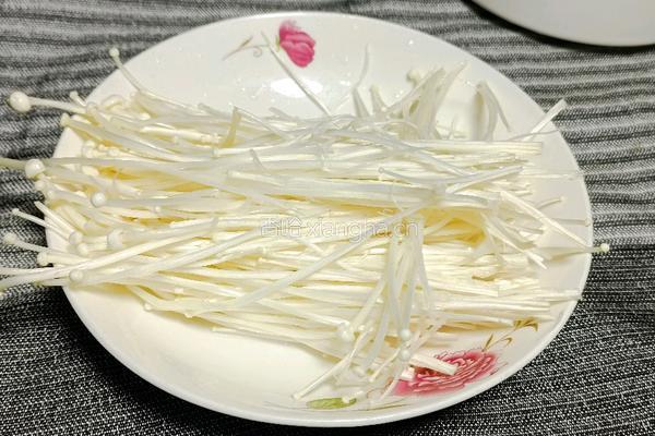 金针菇番茄肉片汤的做法图解2