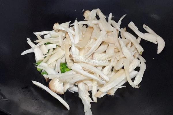 手撕杏鲍菇的做法图解3