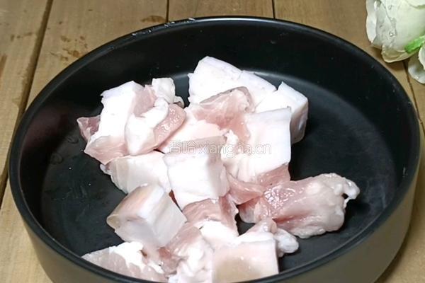 鹌鹑蛋焖肉的做法图解1