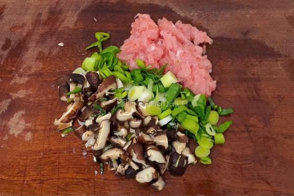 香菇肉末拌面的做法图解1