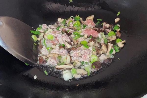 香菇肉末拌面的做法图解3
