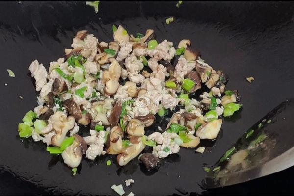 香菇肉末拌面的做法图解4
