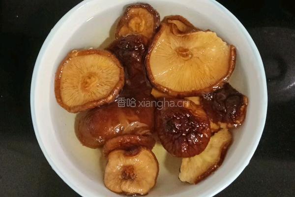 香菇蒸鸡的做法图解1