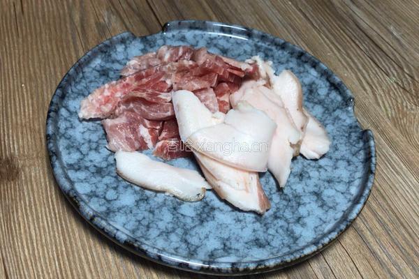 洋葱平菇炒肉的做法图解1