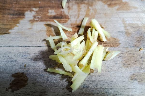 洋葱菜梗炒香肠的做法图解3
