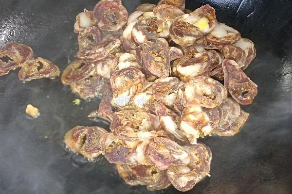 洋葱菜梗炒香肠的做法图解4
