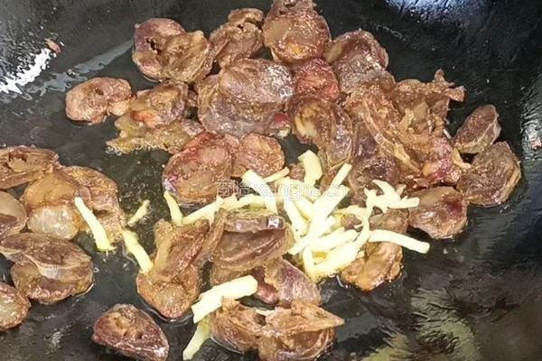 洋葱菜梗炒香肠的做法图解5