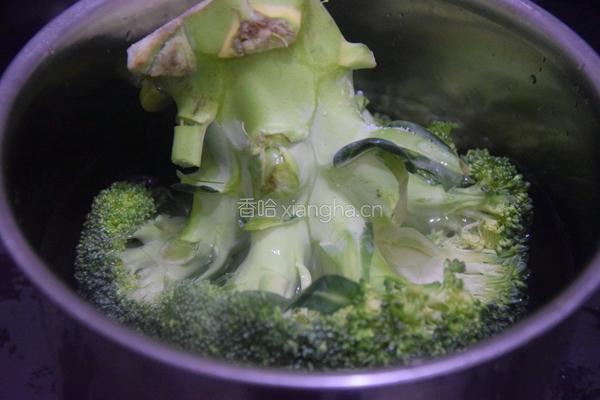香肠炒西蓝花的做法图解1