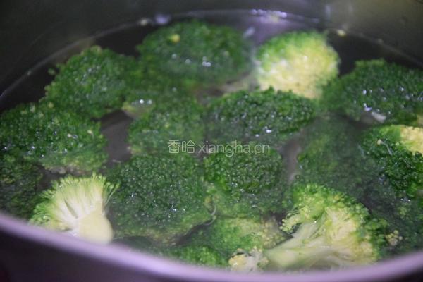 香肠炒西蓝花的做法图解5