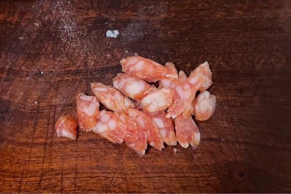 荷兰豆炒腊肠的做法图解1