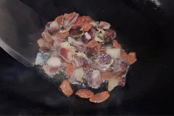 荷兰豆炒腊肠的做法图解3