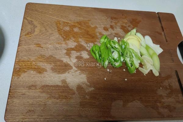 豆角焖卷子的做法图解2