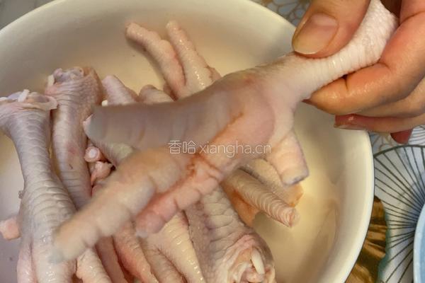 泡椒凤爪的做法图解1