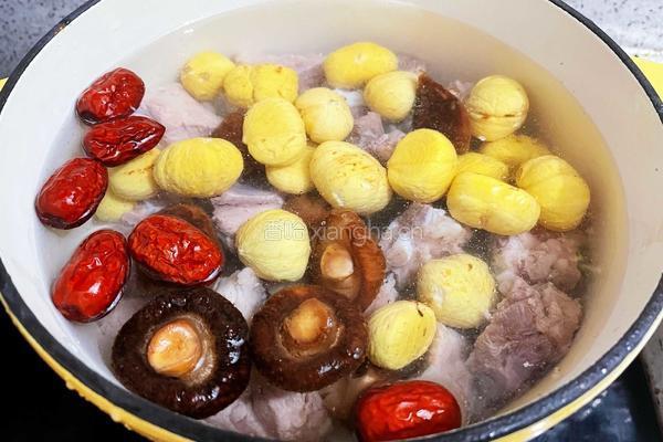 排骨板栗汤的做法图解6