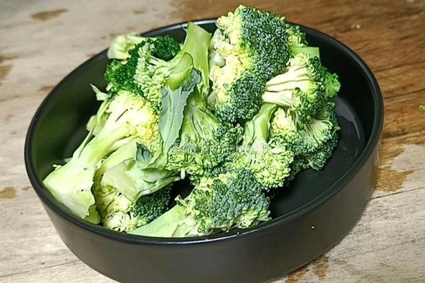 茄汁西兰花的做法图解1