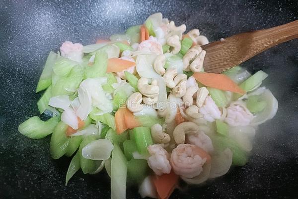 百合大虾炒西芹的做法图解12