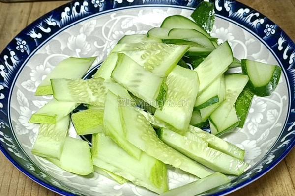 香肠炒黄瓜的做法图解2