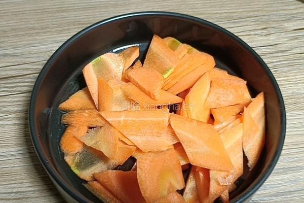 包菜胡萝卜炒鸡蛋的做法图解1