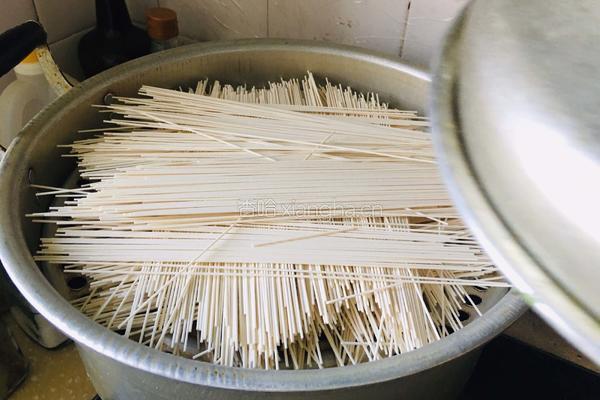 黄豆芽芹菜土豆卤面的做法图解1