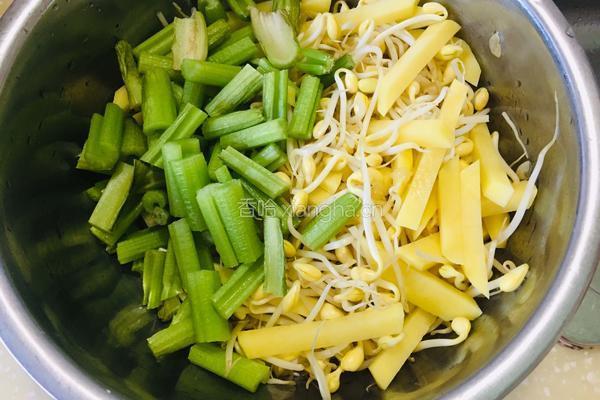 黄豆芽芹菜土豆卤面的做法图解3