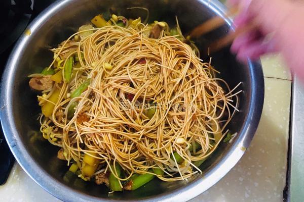 黄豆芽芹菜土豆卤面的做法图解12