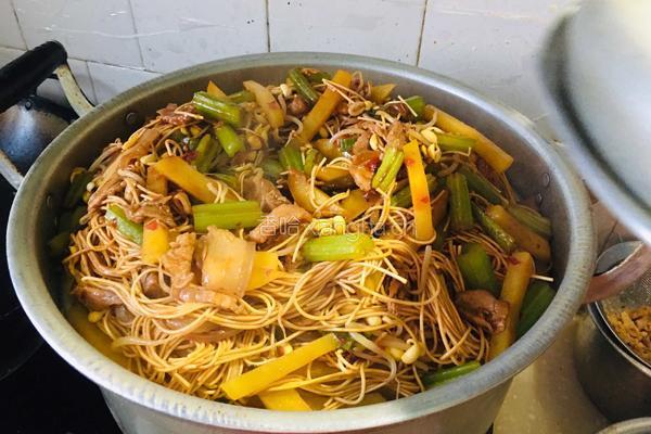 黄豆芽芹菜土豆卤面的做法图解13