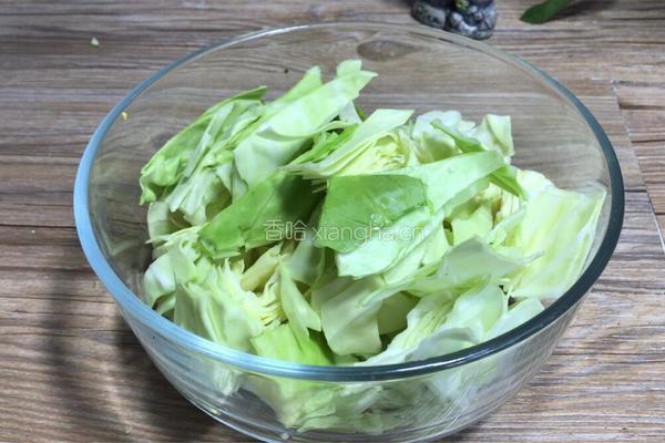 胡萝卜包菜炒鸡蛋的做法图解1