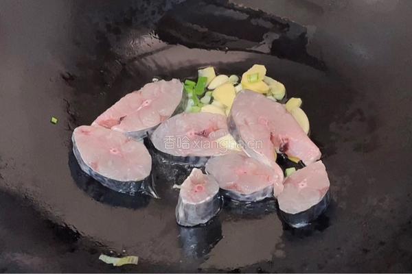 香焖马鲛鱼的做法图解3