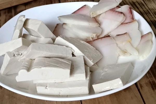口蘑腊味豆腐的做法图解2