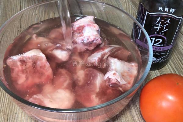 番茄烧排骨的做法图解1