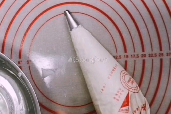 圣诞树纸杯蛋糕的做法图解2