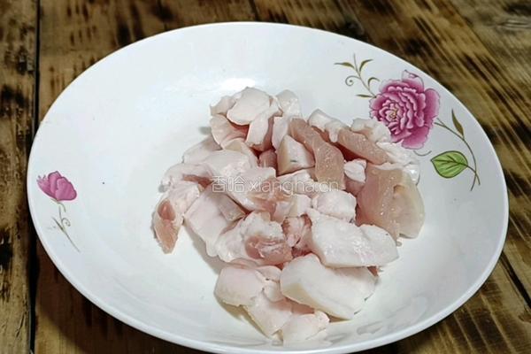 口蘑豆腐炖白菜的做法图解1