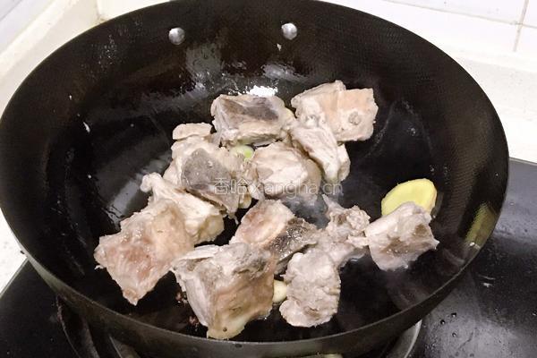 酸菜炖排骨的做法图解6