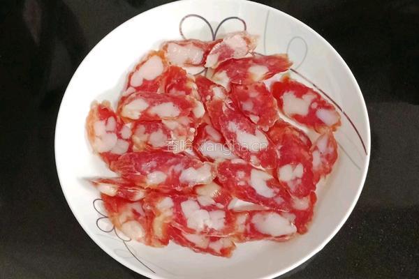 荷兰豆炒腊肠的做法图解1