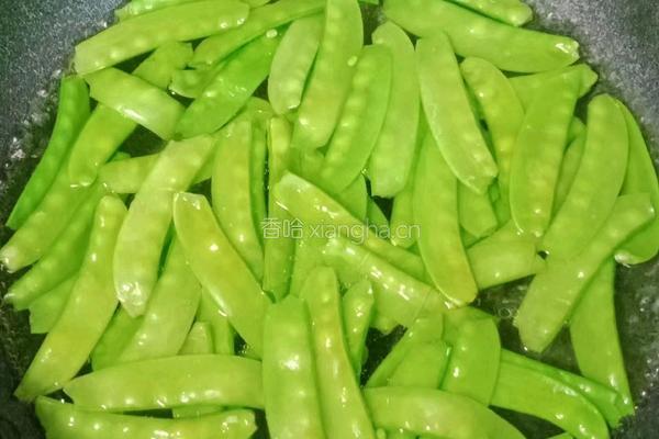 荷兰豆炒腊肠的做法图解5