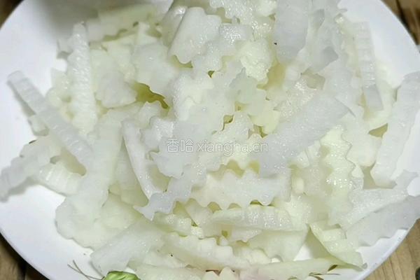 腊肉狼牙萝卜条的做法图解2