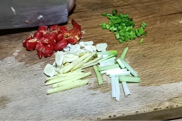 腊肉狼牙萝卜条的做法图解3