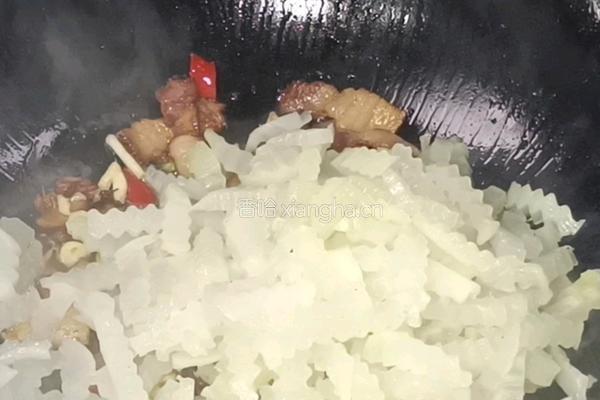 腊肉狼牙萝卜条的做法图解8