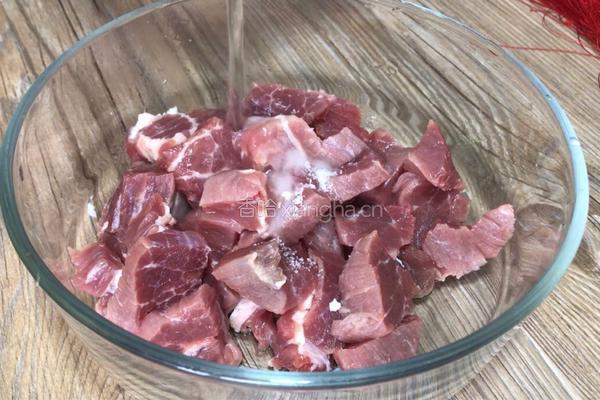 萝卜炖牛肉的做法图解1