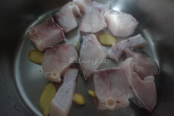 崇明绿皮茄子炖鱼的做法图解3