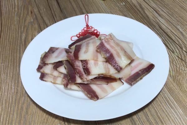 腊肉炒莴笋的做法图解1