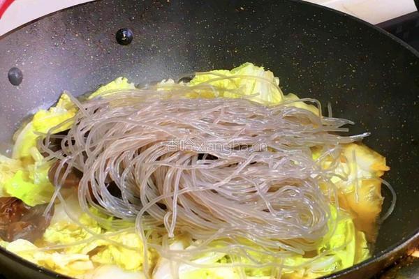 白菜配粉条的做法图解4