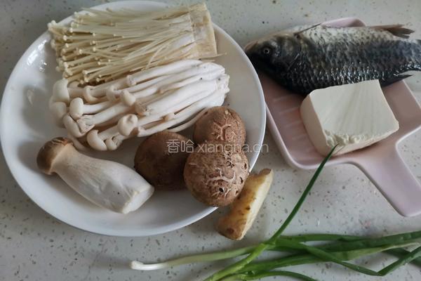鲫鱼豆腐菌菇汤的做法图解1