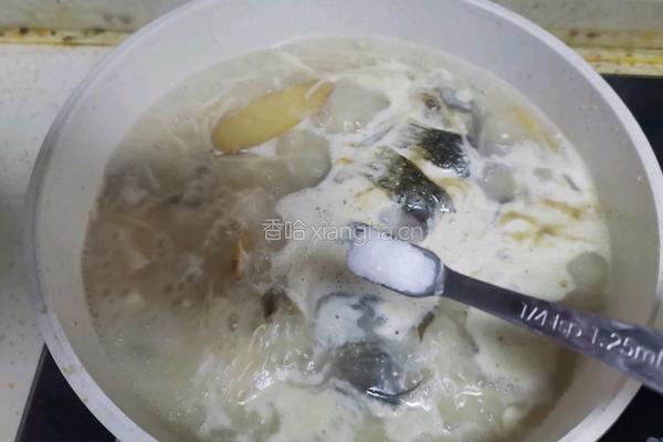 鲫鱼豆腐菌菇汤的做法图解8
